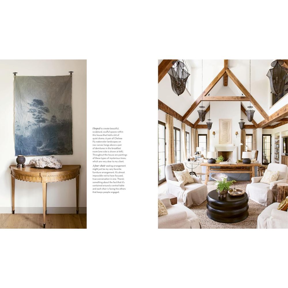 משמאל: שולחן קונסולה מעץ מתחת לתמונה תלויה על קיר כחול. מימין: סלון מואר עם קורות עץ, כורסאות לבנות, אלמנטים מעץ וחלונות גדולים – המבטא את החמימות של ספר העיצוב של Fine Lab Home מרגיש כמו בית.