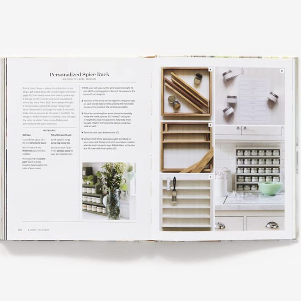 הספר "A Home to Share" מבית Fine Lab Home פתוח, מציג מדריך "עשה זאת בעצמך" מותאם אישית להרכבת מתקן תבלינים, הוראות שלב אחר שלב, תמונות של תהליך ההרכבה, צנצנות תבלינים מסודרות, רשימת חומרים ואגרטל פרחים – מושלם לכל מי שאוהב עיצוב פנים או רוצה להוסיף לבית טאץ' ייחודי ומוקפד של הום סטיילינג.