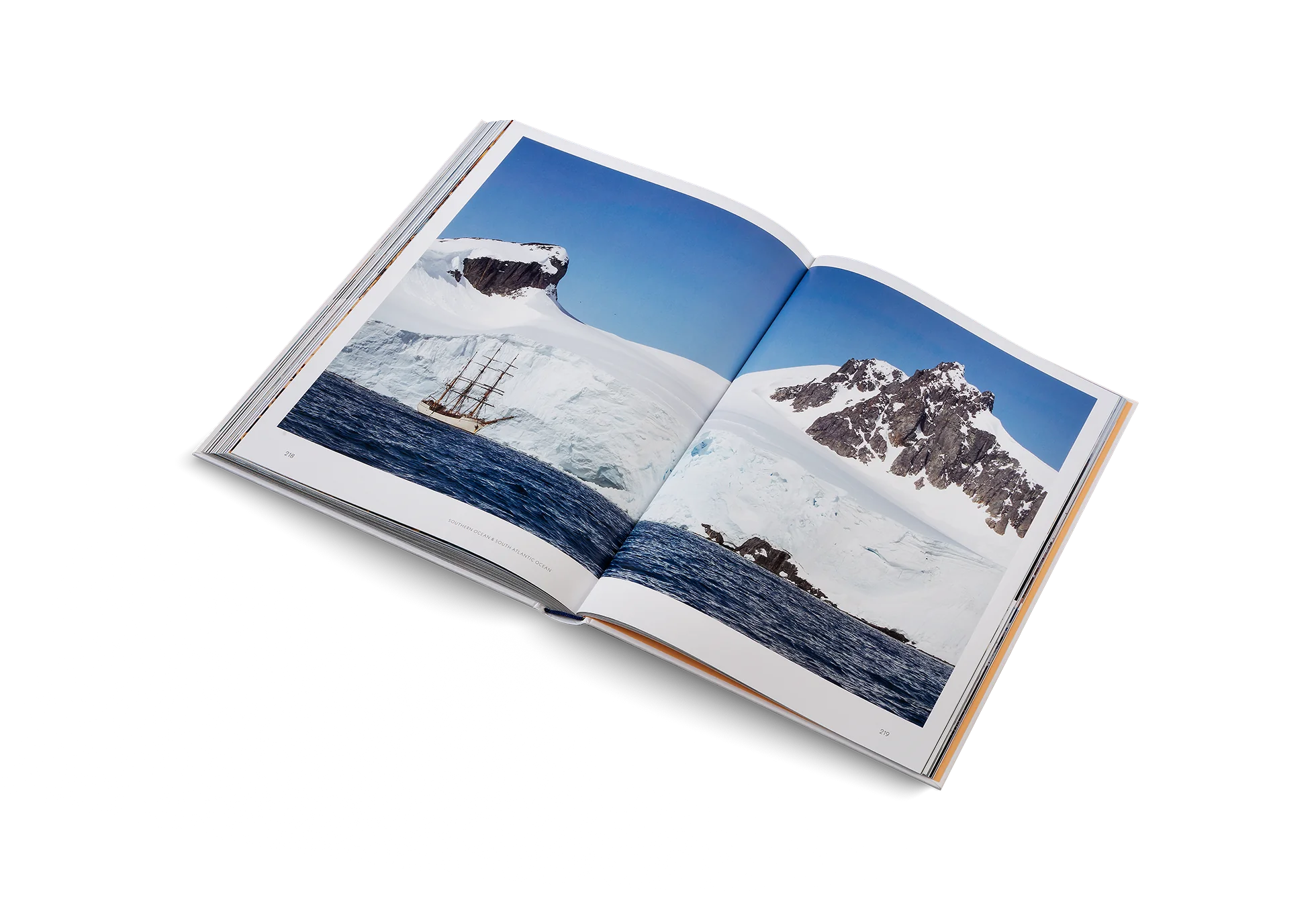 The Fine Lab Home ספר עיצוב boatlife הוא ספר בכריכה קשה המציג את החיים על סירות מפרש ליד איים סלעיים — בחירה אידיאלית לחובבי הים.