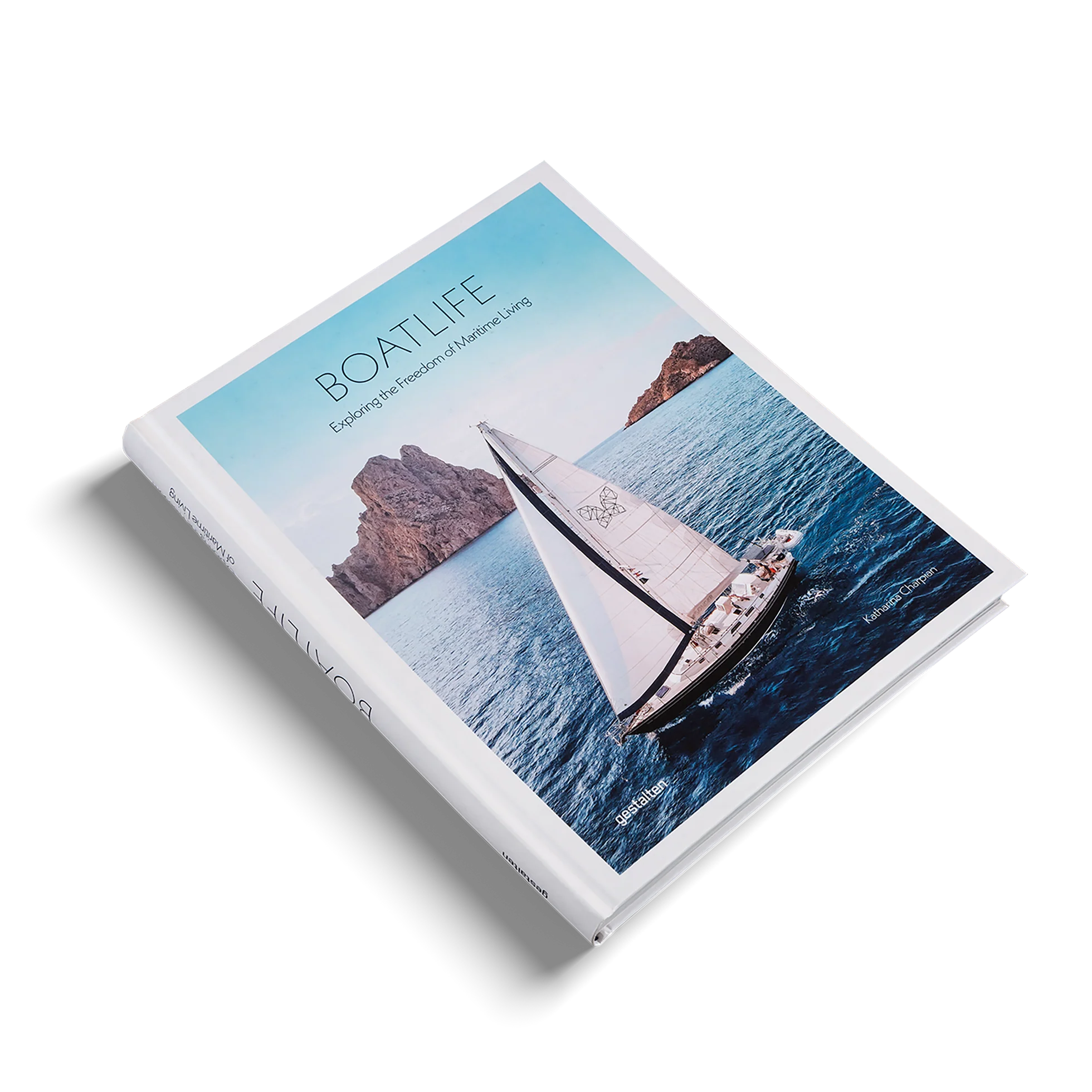 The Fine Lab Home ספר עיצוב boatlife הוא ספר בכריכה קשה המציג את החיים על סירות מפרש ליד איים סלעיים — בחירה אידיאלית לחובבי הים.