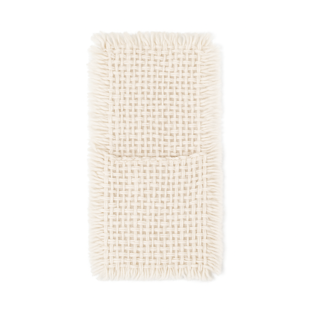 פלייסמנט לסכו"ם מלבני בצבע שמנת מבית Fine Lab Home, עשוי מכותנה רכה עם קצוות משולשים וכיס גלוי, מושלם לסכו"ם, מוצג על רקע לבן.