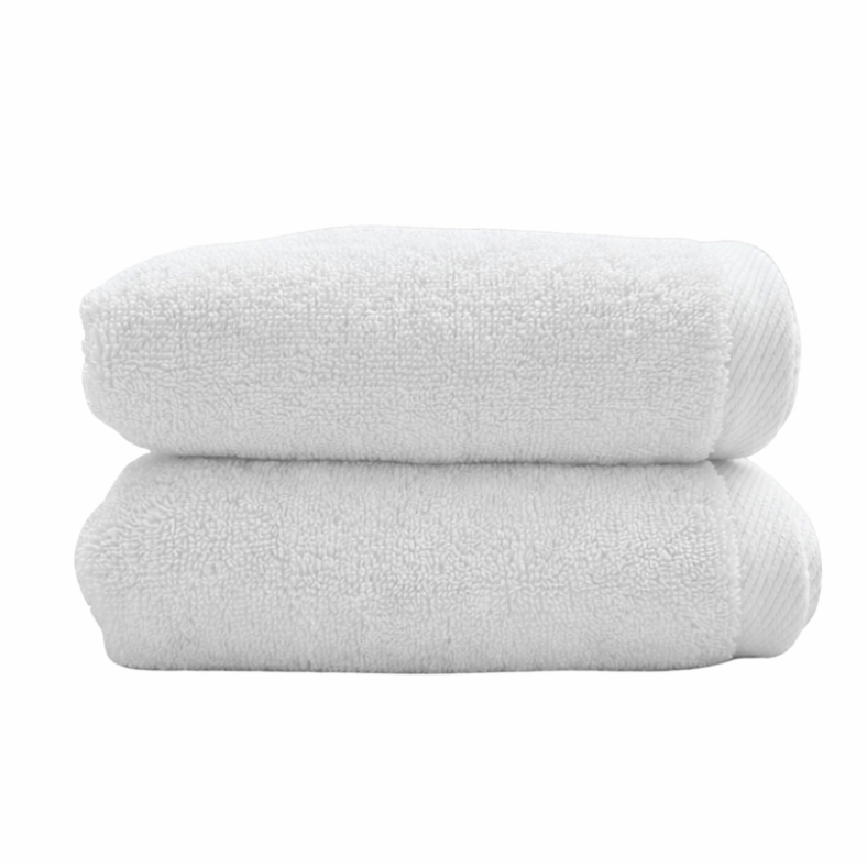 שתי מגבות פנים/ידיים בצבע לבן של Fine Lab Home, מקופלות ומונחות זו על גבי זו על רקע לבן.