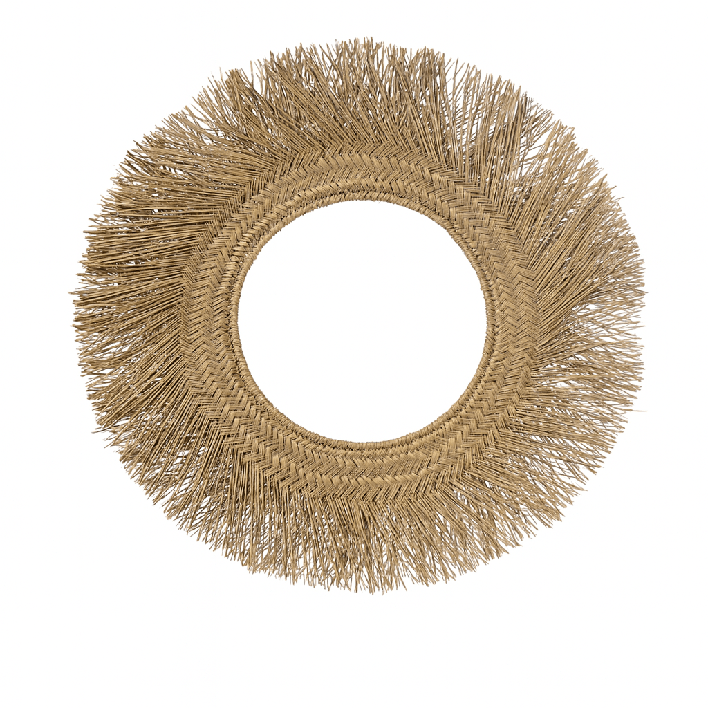 קישוט קיר עגול - קש טבעי של Fine Lab Home כולל מראה עגולה עם מסגרת קש ארוגה ביד ושוליים חיצוניים, אידיאלי כקישוט קיר, מוצג על רקע לבן.