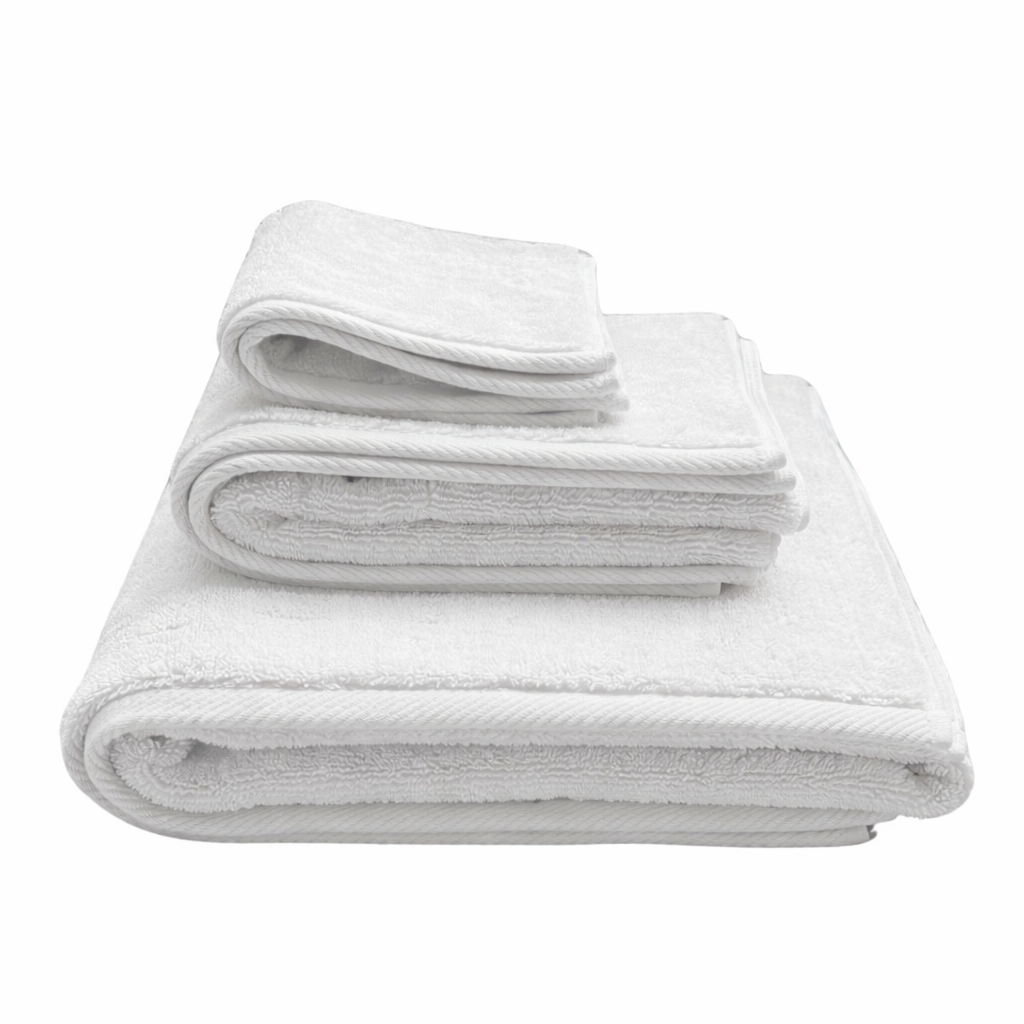 סט מגבות גוף איכותיות של Fine Lab Home, בצבע לבן, עשויות מכותנה סרוקה בשלושה גדלים, מונחות על משטח לבן חלק.