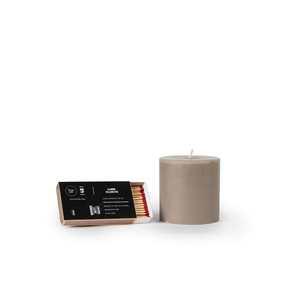 ארבעה נרות גליל ניוד של Fine Lab Home בגדלים שונים מסודרים בטור על רקע לבן, מושלמים לעיצוב הבית.