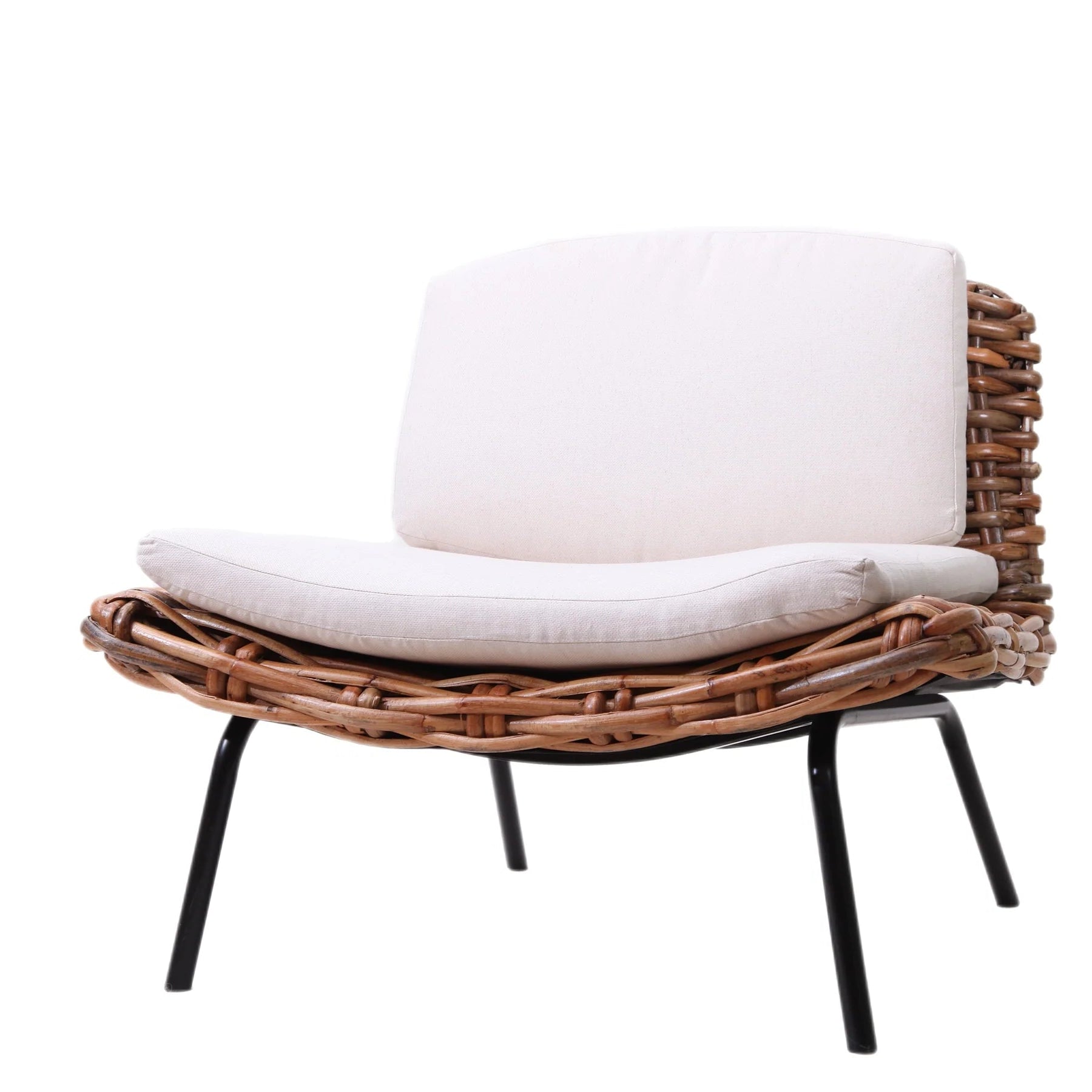 כורסא ראטן חום טבעי עם רגלי מתכת שחורות וכרית גב ומושב בצע טבעי