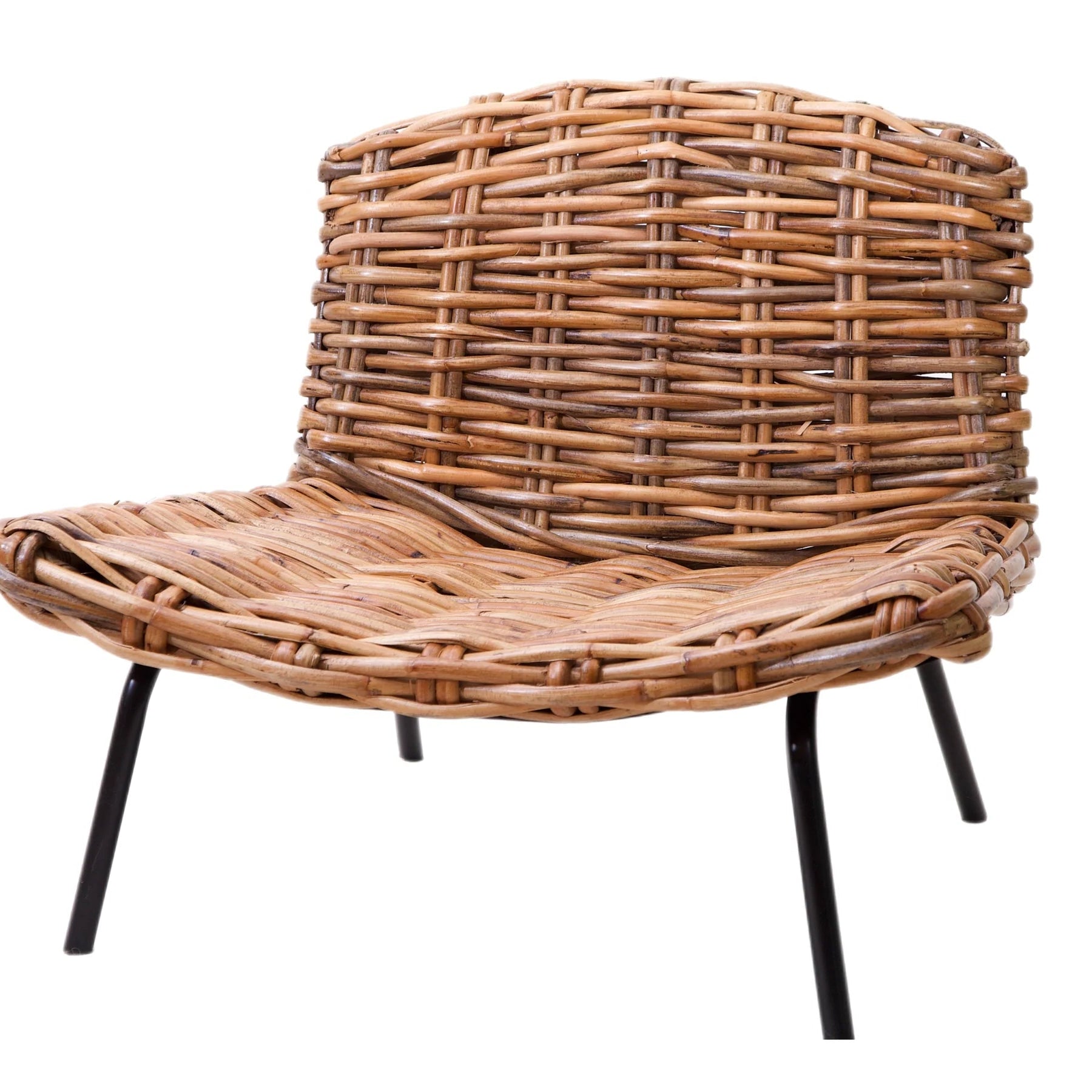 כורסא ראטן חום טבעי עם רגלי מתכת בצבע שחור