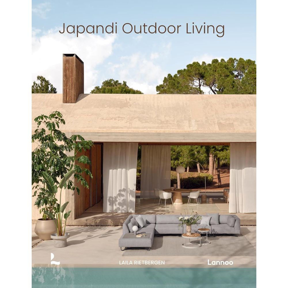 ספר העיצוב "Japandi Outdoor Living" מבית Fine Lab Home, עם כריכה המציגה פינת ישיבה מודרנית בחוץ – ספה, צמחים ובית עץ ברקע, השראה ורעיונות לעיצוב חוץ בסגנון יפני-סקנדינבי.