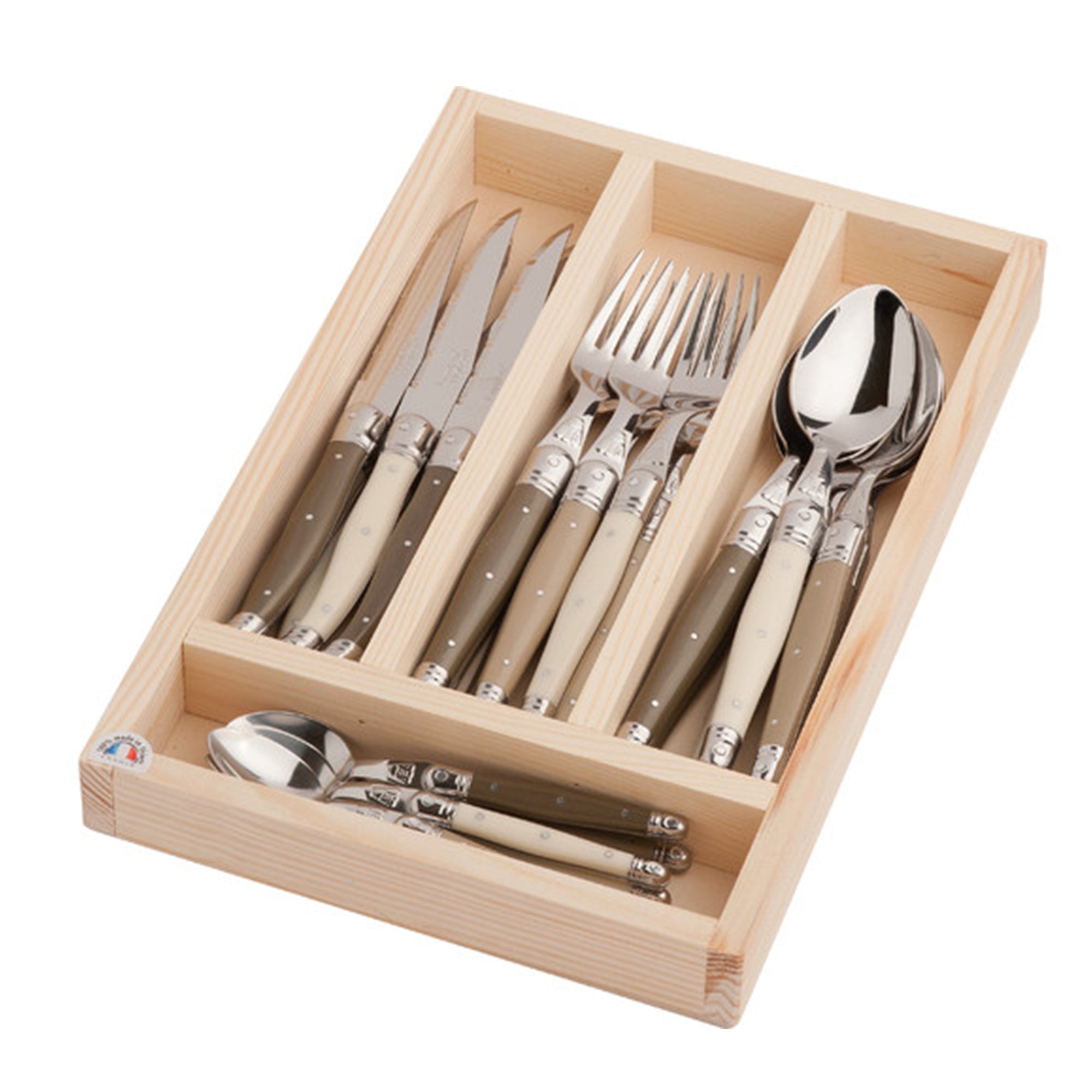 מגש סכו"ם מעץ מכיל את סט הסכו"ם "Fine Lab Home" בן 24 חלקים - סט חול, הכולל סכינים, מזלגות, כפות וכפיות עם ידיות תואמות בצבעי חום ובז', המונחות בתאים נפרדים.