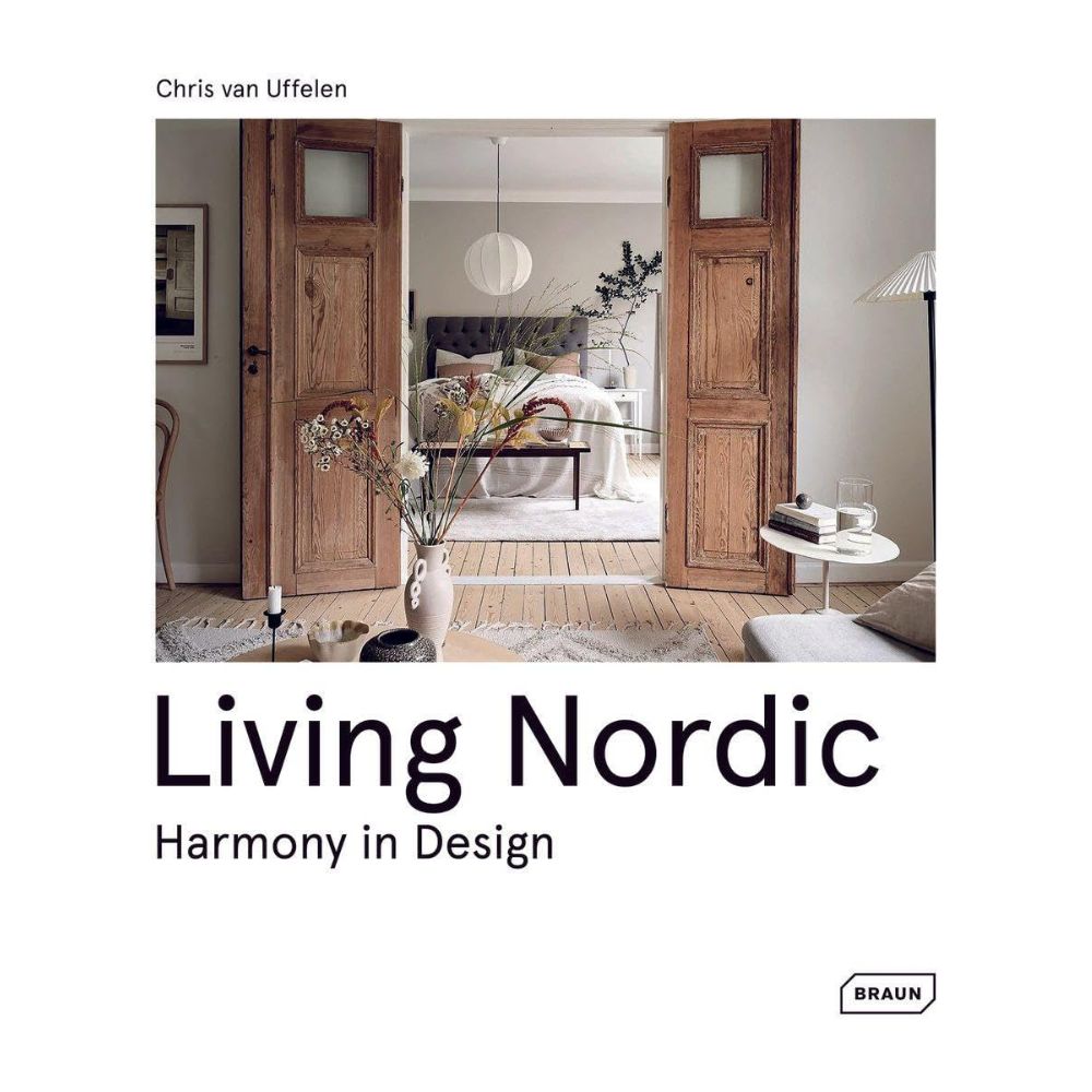 עטיפת הספר "Living Nordic" בהוצאת Fine Lab Home, המציגה חדר שינה מינימליסטי עם דלתות עץ ועיצוב ניטרלי, המבטאת את מהות העיצוב הסקנדינבי ואת העיצוב הפנים הנצחי.