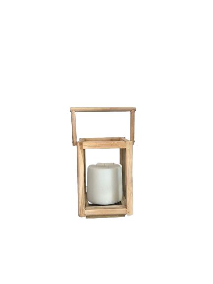 נר עמוד לבן מונח בתוך פמוט Fine Lab Home עששית, בעל מסגרת עץ בהירה מלבנית, על רקע לבן חלק.