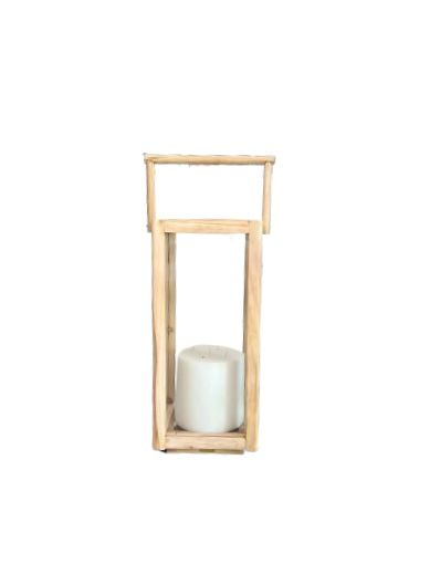 נר עמוד לבן מונח בתוך פמוט Fine Lab Home עששית, בעל מסגרת עץ בהירה מלבנית, על רקע לבן חלק.