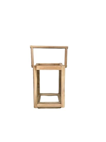 נר עמוד לבן מונח בתוך פמוט Fine Lab Home עששית, בעל מסגרת עץ בהירה מלבנית, על רקע לבן חלק.