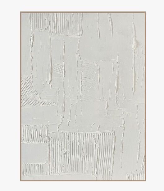 ציור קיר - White Serenity של Fine Lab Home: יצירה לבנה מופשטת עם דפוסים מורמים וקווים מלבניים, במסגרת דקה בגוון חום בהיר. עבודת יד שמשלבת אלמנטים של אמנות מודרנית.