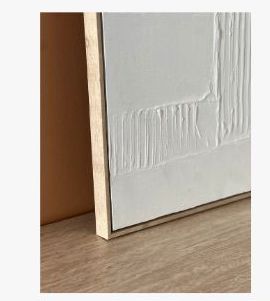 ציור קיר - White Serenity של Fine Lab Home: יצירה לבנה מופשטת עם דפוסים מורמים וקווים מלבניים, במסגרת דקה בגוון חום בהיר. עבודת יד שמשלבת אלמנטים של אמנות מודרנית.