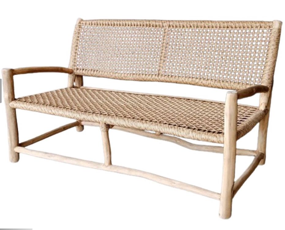 ספה עץ טיק של Fine Lab Home עם מושב ומשענת שזורים, ידיות וגימור טבעי.