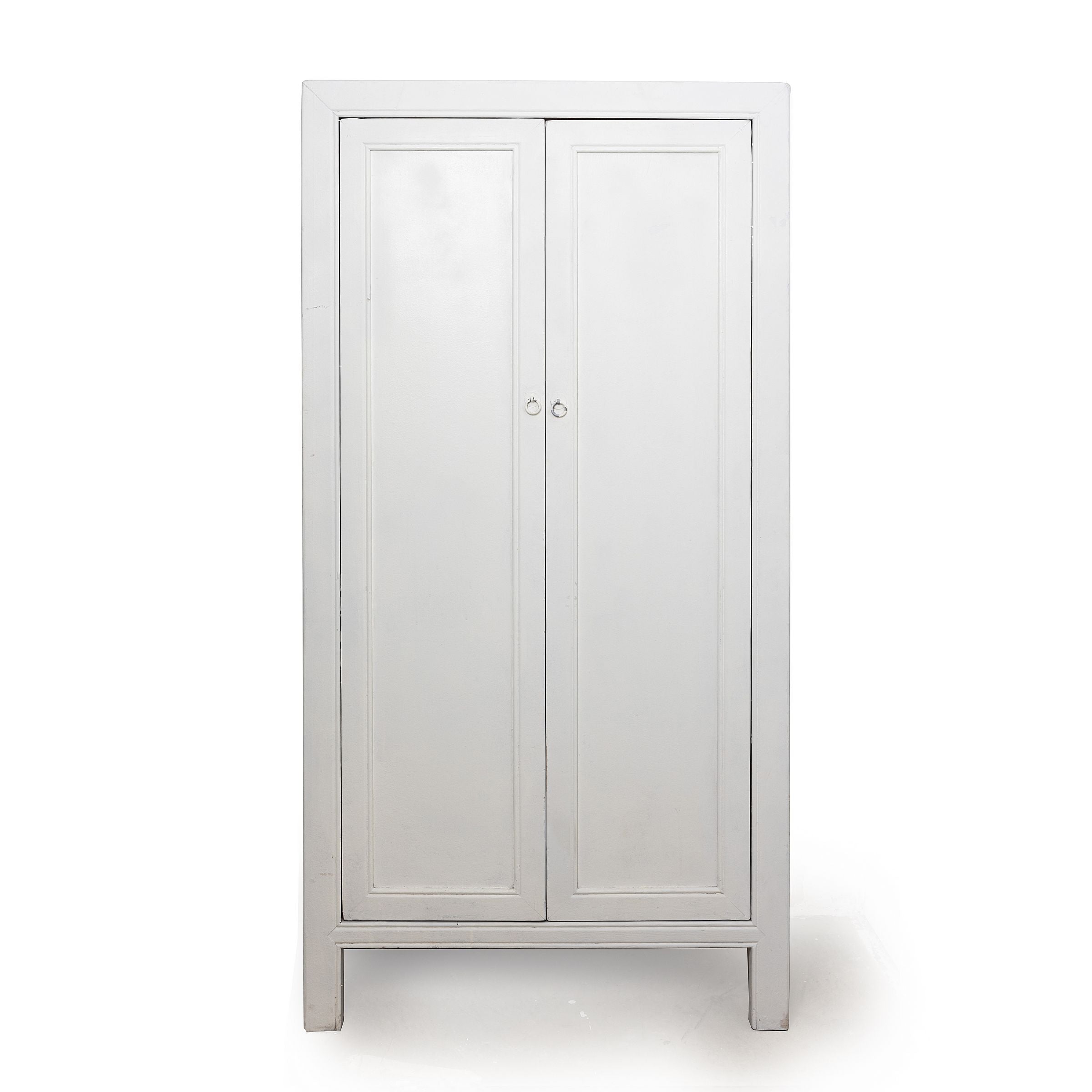 ארון העץ הלבן 2 דלתות של Fine Lab Home כולל פאנלים פשוטים וגימור לבן נקי, המוצג על רקע לבן.