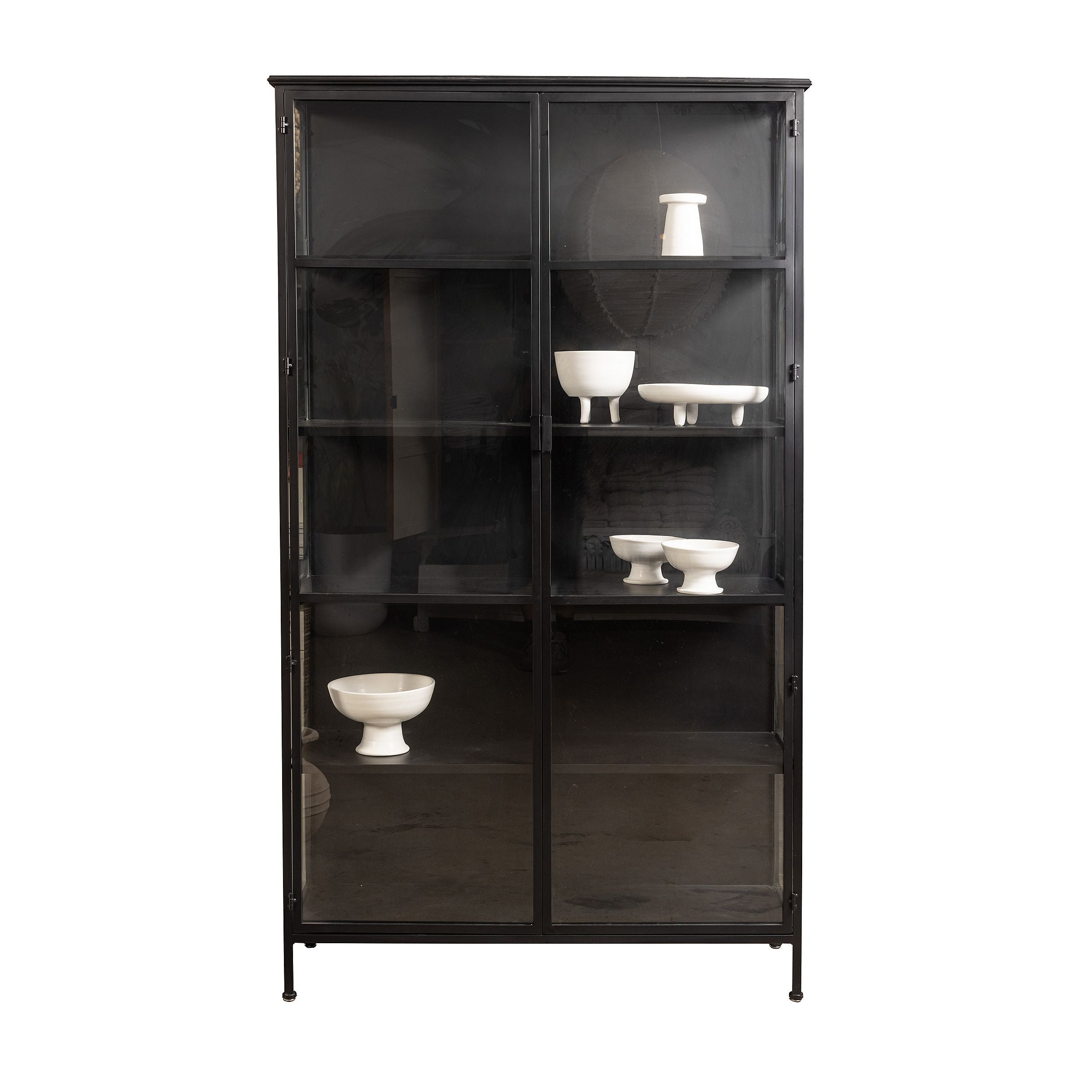 ארון ברזל אלגנטי 2 דלתות מבית Fine Lab Home, עם דלתות זכוכית ושישה קערות וכלי קרמיקה לבנים מסודרים, מושלם להוספת עיצוב תעשייתי לכל חלל.