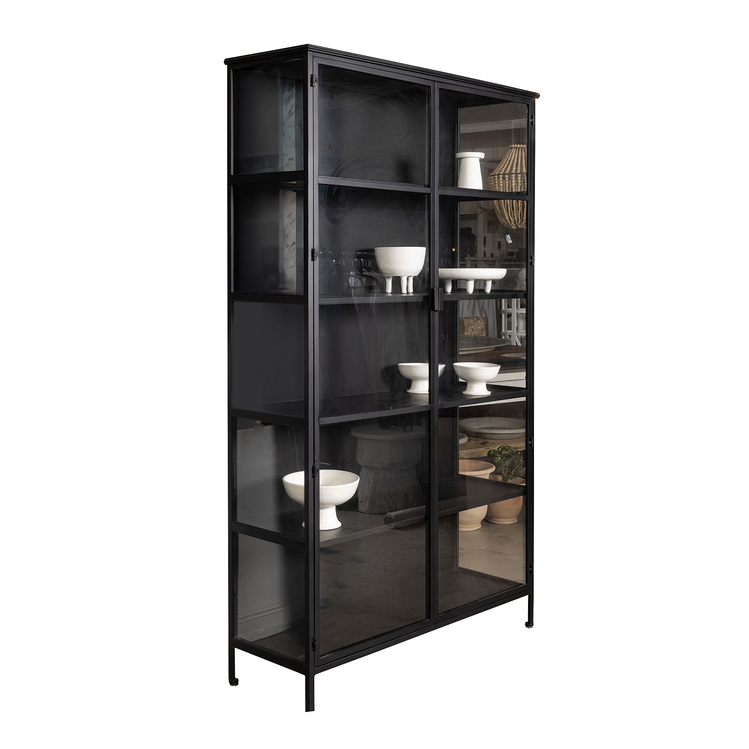 ארון ברזל אלגנטי 2 דלתות מבית Fine Lab Home, עם דלתות זכוכית ושישה קערות וכלי קרמיקה לבנים מסודרים, מושלם להוספת עיצוב תעשייתי לכל חלל.