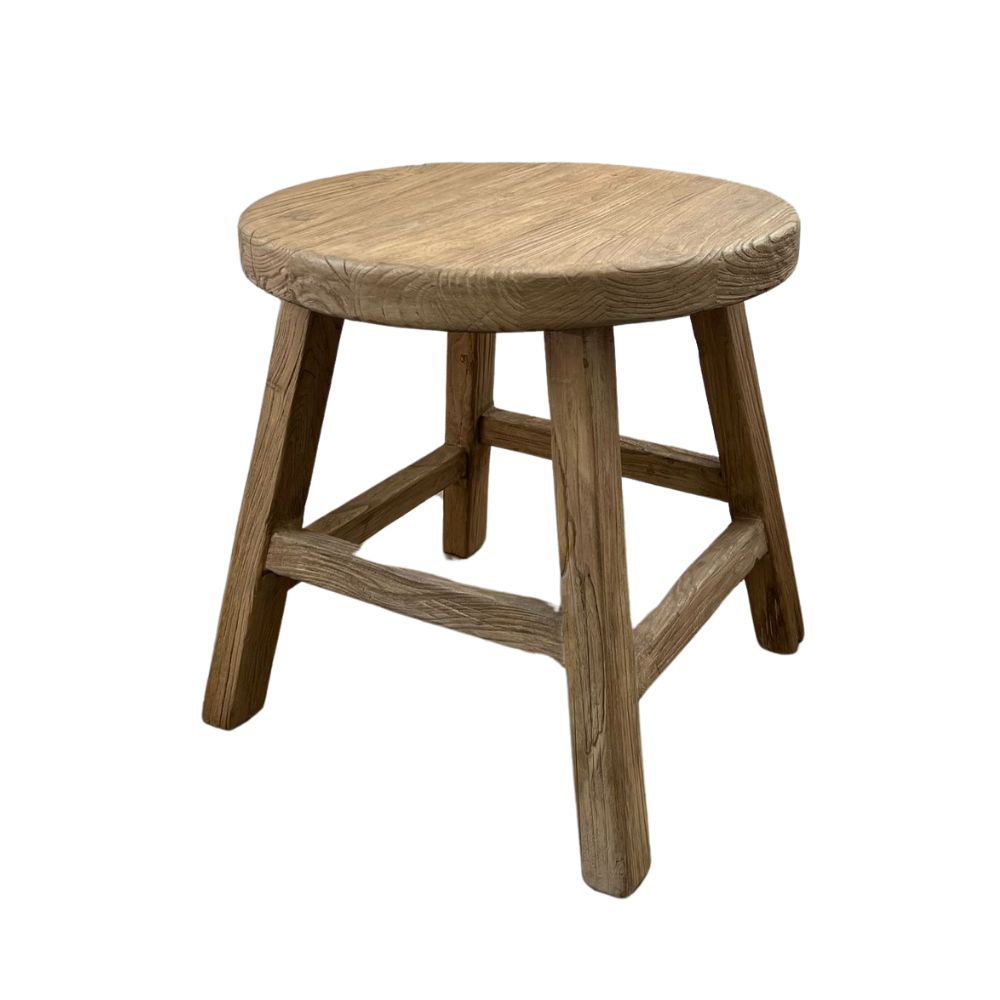 שולחן צד מעץ מלא עגול בעבודת יד, בעל מושב עגול וארבע רגליים אלכסוניות המחוברות בתמיכות רוחב, צולם על רקע לבן—מושלם כשולחן צד באווירה כפרית.