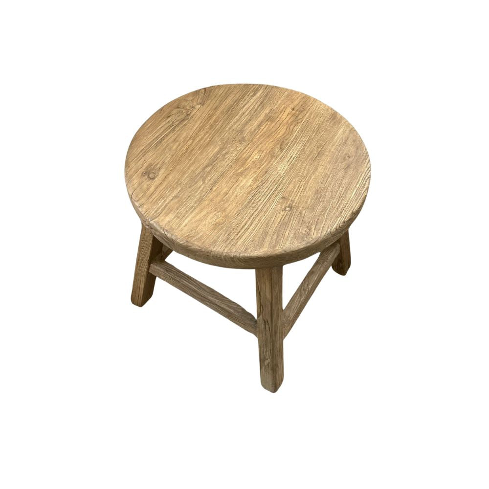 שולחן צד מעץ מלא עגול בעבודת יד, בעל מושב עגול וארבע רגליים אלכסוניות המחוברות בתמיכות רוחב, צולם על רקע לבן—מושלם כשולחן צד באווירה כפרית.