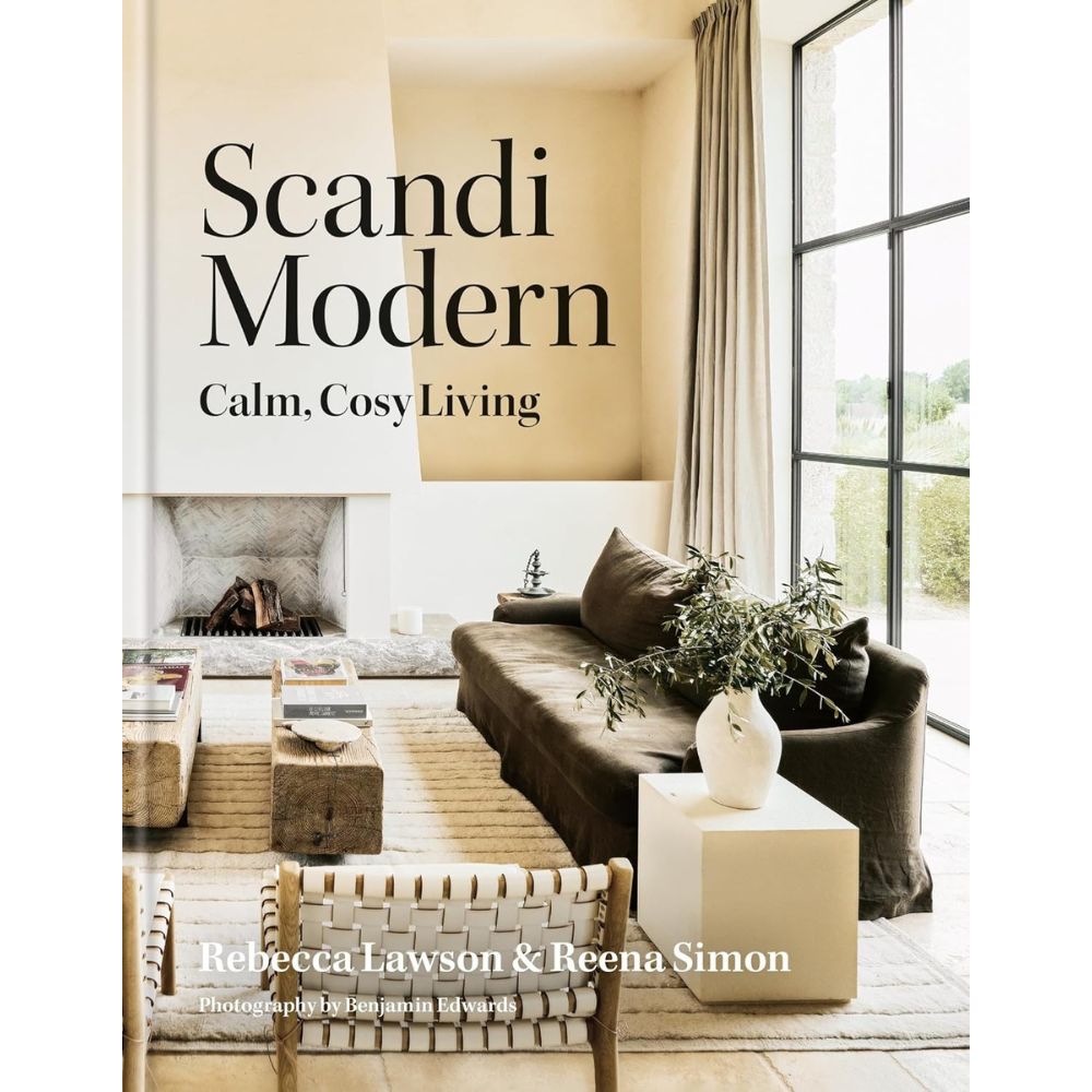 עטיפת הספר "Scandi Modern: Calm, cosy living" בהוצאת Fine Lab Home, המציגה סלון מינימליסטי בגוונים ניטרליים, ספה חומה, חלונות גדולים ועיצוב מודרני. מדריך העיצוב הזה מדגיש את מהות העיצוב הסקנדינבי המודרני בכל פרט ופרט.