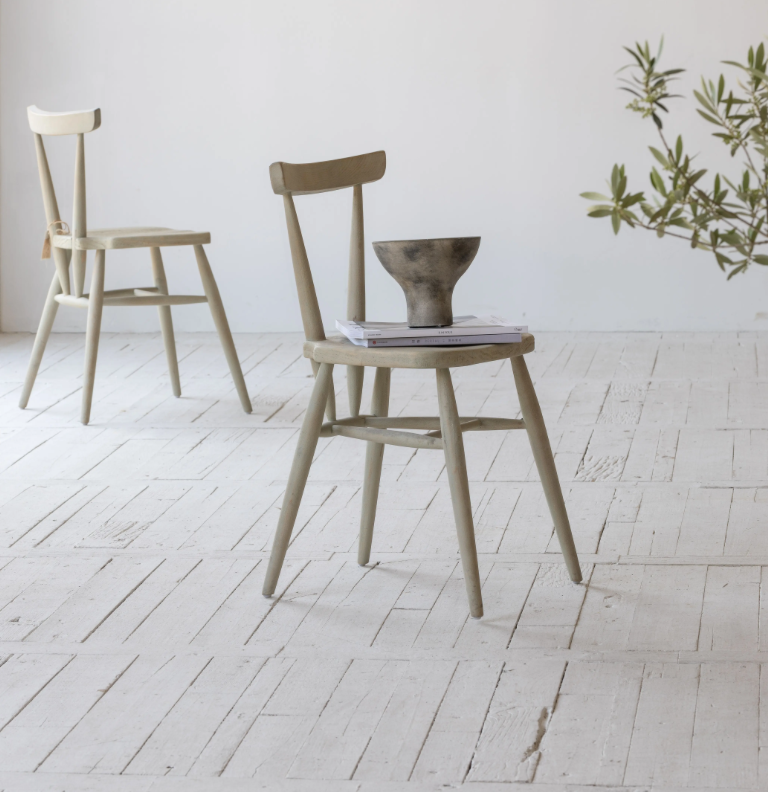 כיסא עץ טבעי מינימליסטי מבית Fine Lab Home, בעיצוב מודרני עם מושב מעוגל ומשענת גב אלגנטית, מוצב על רצפת עץ בהירה.