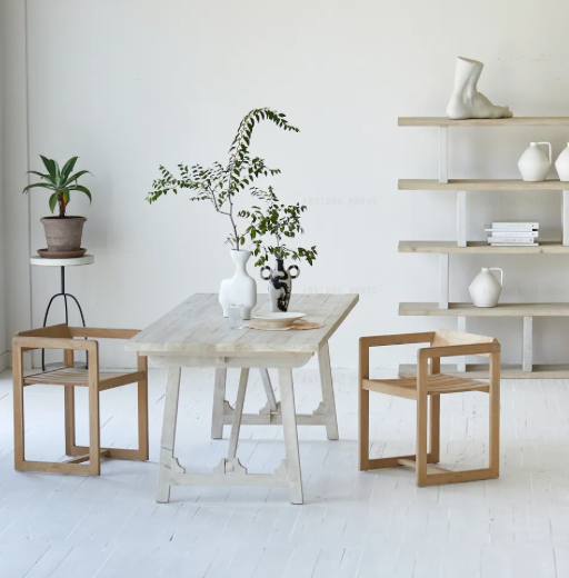 The Fine Lab Home כיסא עץ טבעי עם ידיות כולל מסגרת זוויתית מודרנית ומושב קלוע, מוצג על רצפה לבנה בחדר מינימליסטי.