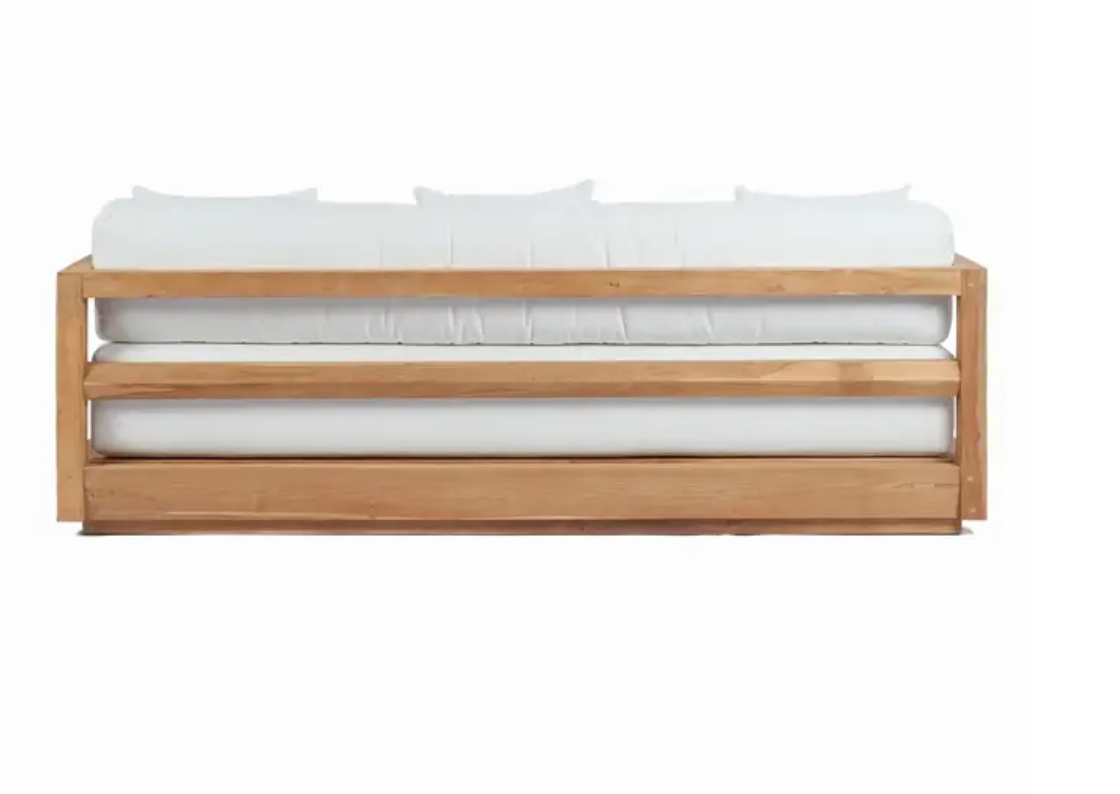 תקריב של Fine Lab Home ספה תלת מושבית מעץ טיק, עם לוחות אופקיים ותומכים מלבניים מעץ טיק בהיר לא מעובד — מושלמת לשימוש בתוך הבית או בגינה.