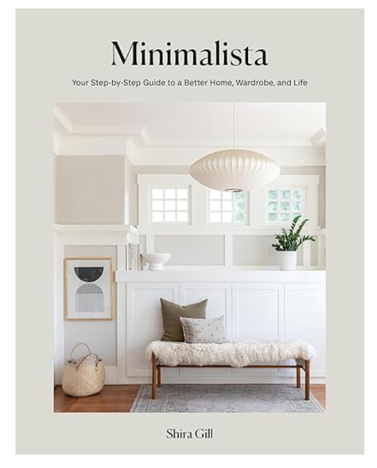 ספר עיצוב minimalista מבית Fine Lab Home מציג עיצוב מינימליסטי עם חלל מגורים נקי, ספסל, כריות ועיצוב נטרלי—מושלם לחובבי ספר עיצוב.