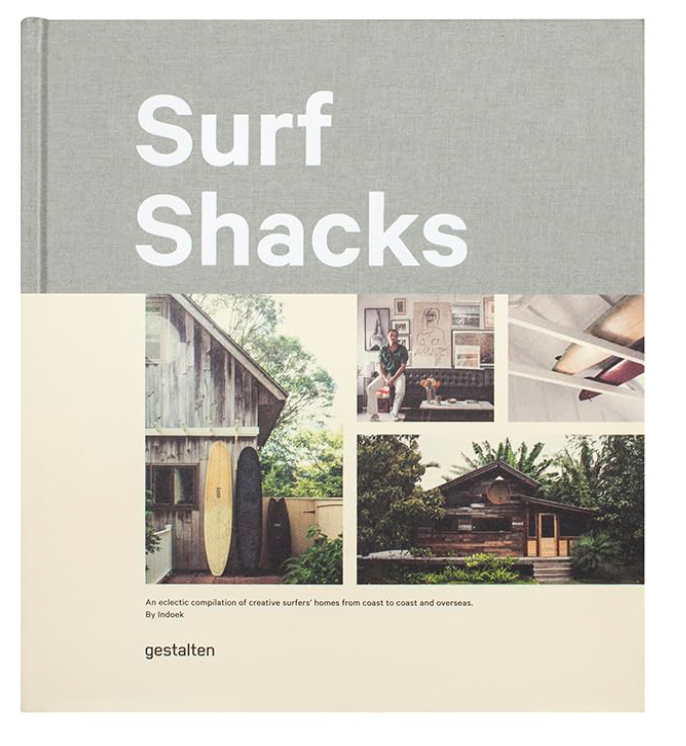 על עטיפת הספר "ספר עיצוב surf shacks" מאת Fine Lab Home מופיע הכותרת לצד שלוש תמונות של בתים כפריים בהשראת גלישה.