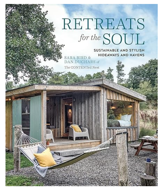 עטיפת הספר "Retreats for the Soul" מציגה בקתה עץ נעימה עם חלונות גדולים, שני כיסאות וערסל מוקף בצמחייה עבותה — המשרה אווירה שלווה וטבעית, המושלמת לספר זה המוקדש לרגיעה.
