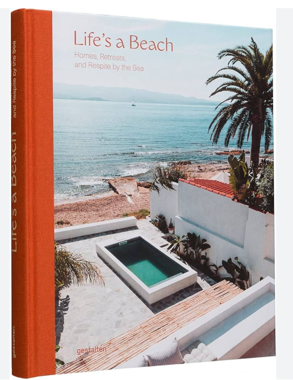 ספר עיצוב life's a beach מבית Fine Lab Home מציג וילה חוף עם בריכה, קירות לבנים, עצי דקל ונוף לים על הכריכה.