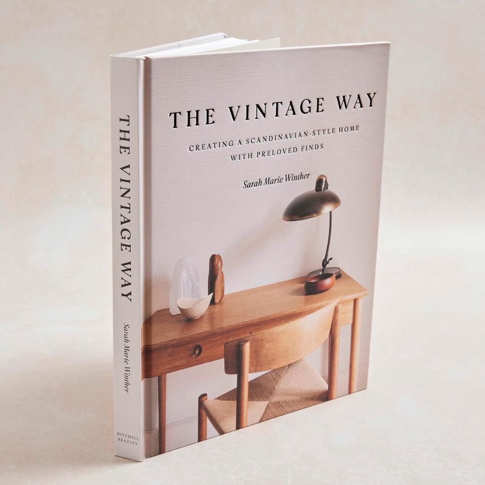 הספר "The Vintage Way" מבית Fine Lab Home, מאת שרה מארי וינטר, מציע השראה לעיצוב פנים בסגנון סקנדינבי באמצעות פריטי יד שנייה. הכריכה מינימליסטית וכוללת כיתוב המתייחס לעיצוב פנים ולסגנון הסקנדינבי.