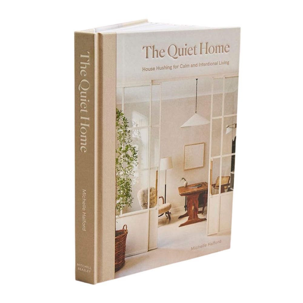 ספר העיצוב "The quiet home" מבית Fine Lab Home מאת מישל הלפורד, כריכה קשה עם עיצוב פנים רגוע — השראה מושלמת לעיצוב הבית וליצירת אווירה שלווה.