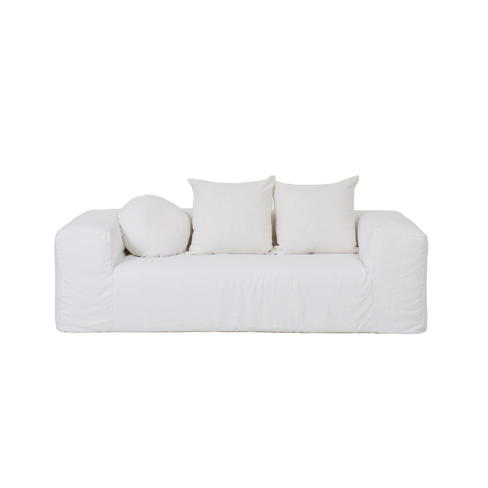 ספה פשתן לבנה ומודרנית מבית Fine Lab Home, עם שלושה מושבים, משענות רחבות, שלוש כריות מרובעות וכרית עגולה מבד פשתן טבעי, מוצגת על רקע לבן חלק לעיצוב מינימליסטי.