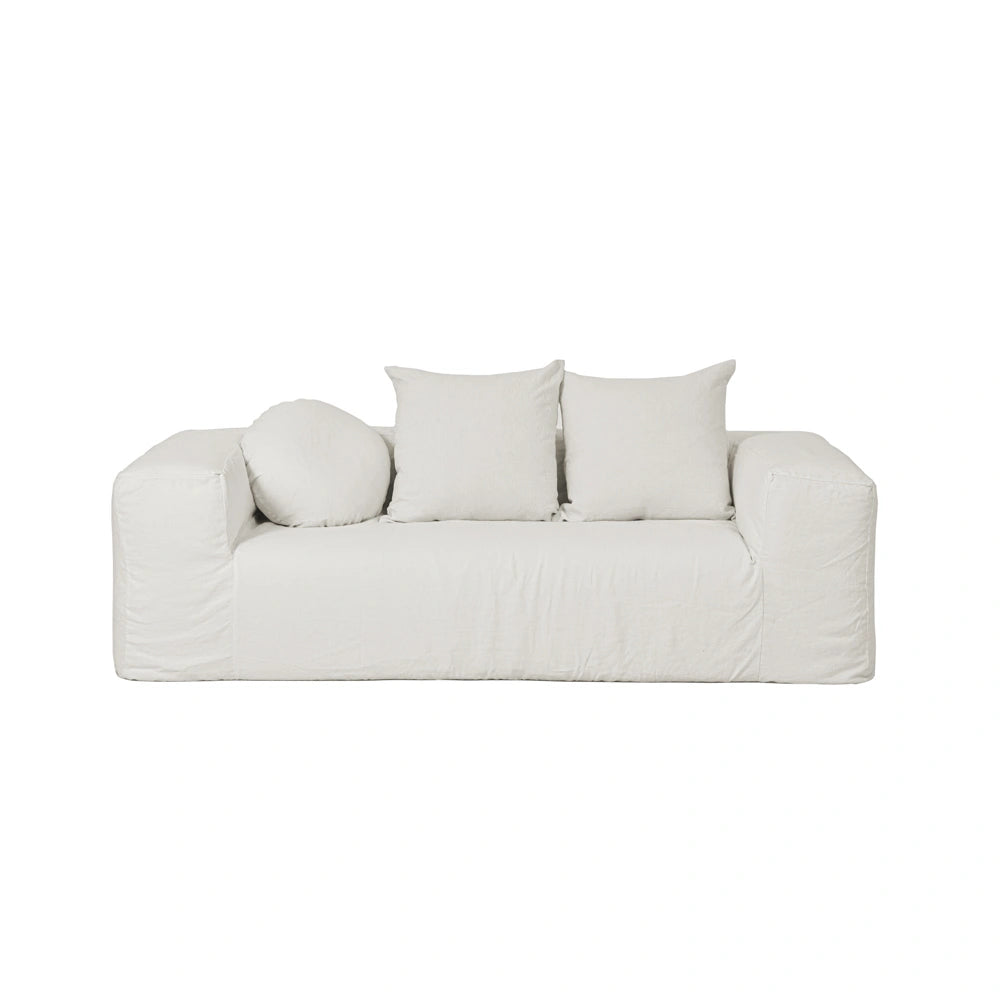 ספה פשתן של Fine Lab Home, בעיצוב מודרני ומינימליסטי, לבנה ורחבה לשלושה, כוללת שלוש כריות גב מרובעות וכרית צד עגולה מבד פשתן טבעי, מוצגת על רקע לבן נקי.