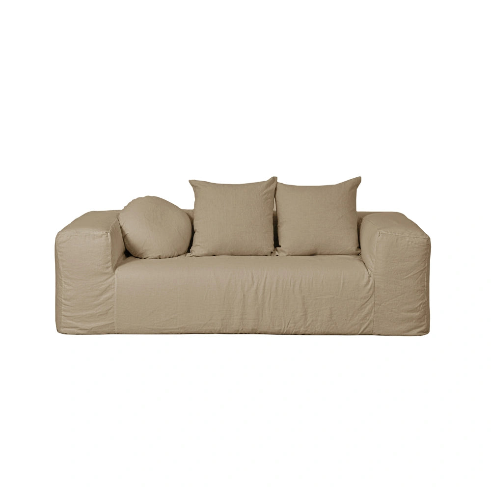 ספה פשתן מודרנית בצבע בז' מבית Fine Lab Home, עם כיסויי פשתן טבעיים רפויים ושלושה כריות תואמות, מוצגת על רקע לבן חלק.
