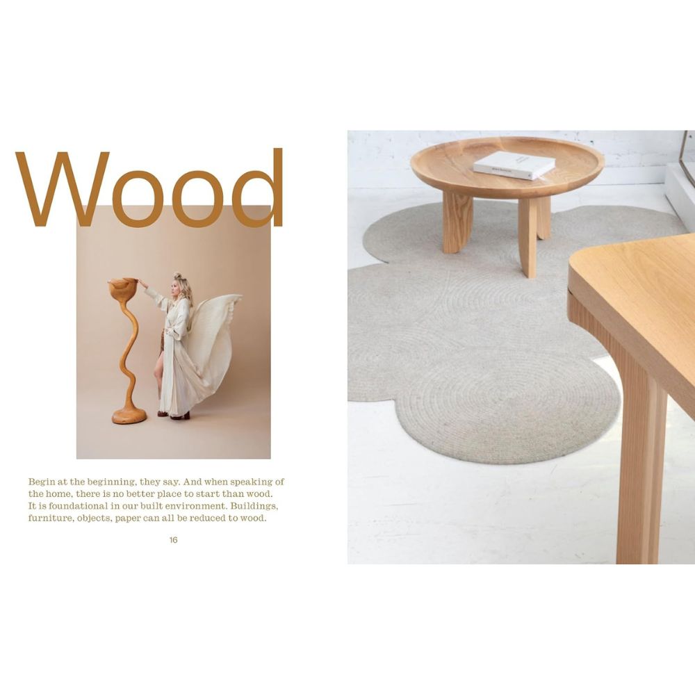 דף כפול במגזין תחת הכותרת "Wood", המציג דמות מלאכית לצד פסל עץ משמאל, ושני שולחנות עץ עגולים על שטיחים אפורים מימין — תצוגה מעוררת השראה של עיצוב פנים המשלבת באמנותיות חפצי אמנות עם עיצוב פונקציונלי, המשלימה על ידי ספר העיצוב What We Keep מבית Fine Lab Home.