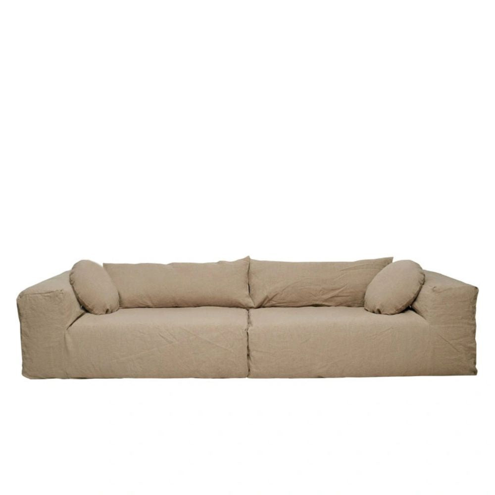 The Fine Lab Home ספה פשתן 3.20 היא ספה רחבה במיוחד בצבע בז', בעלת פרופיל נמוך ומודרני, עם משענות יד רחבות, שתי כריות גב ושתי כריות תמיכה בעיצוב מינימליסטי.