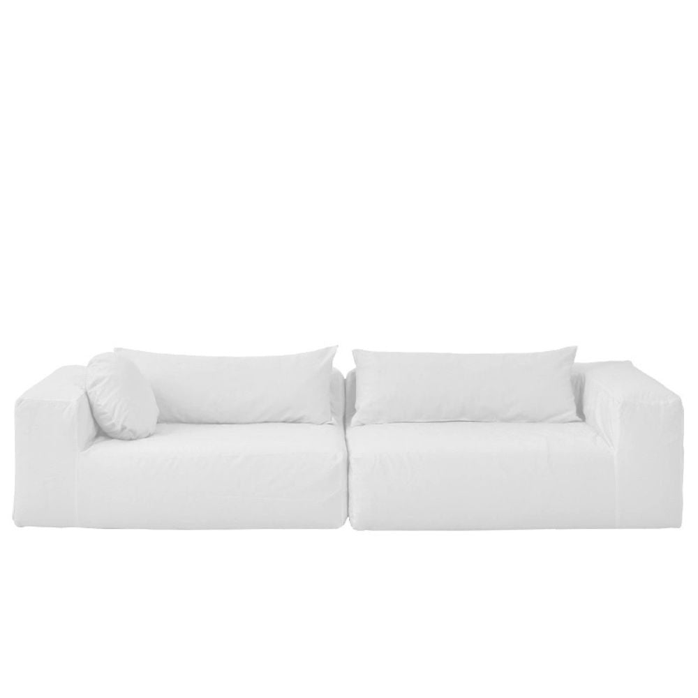 The Fine Lab Home ספה פשתן 3.20 היא ספה מודרנית, רחבה במיוחד, עם משענות יד רחבות, שתי כריות משענת גב וכיסוי 100% פשתן בעיצוב מינימליסטי, המוצגת על רקע לבן חלק.