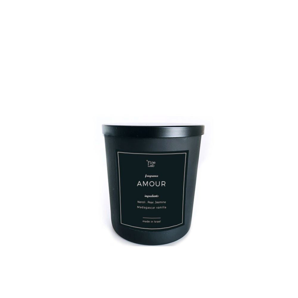 נר האהבה של Fine Lab Home הוא נר שחור עם ניחוח נרולי, אגס, יסמין ווניל מדגסקר. הנר הריחני, המיוצר בישראל משעווה טבעית, מוסיף יוקרה לכל חלל.