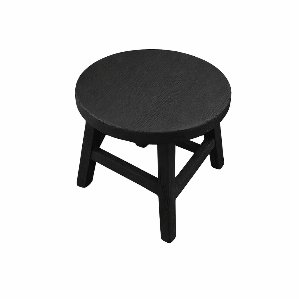 The Fine Lab Home שולחן צד עץ גושני עגול הוא שולחן צד קטן ועגול מעץ שחור עם ארבע רגליים ועיצוב מינימליסטי ויציב, המוצג על רקע לבן.