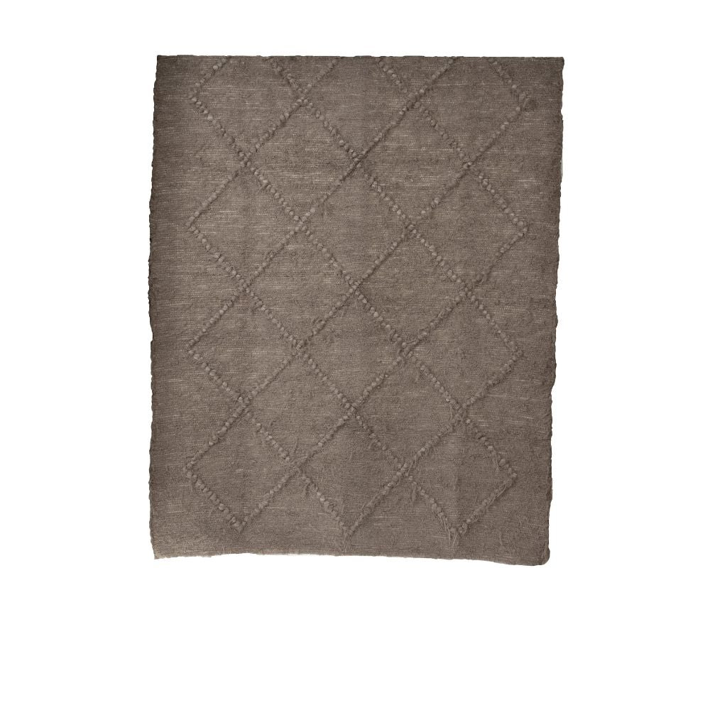 תקריב של שטיח כותנה אפור מעוינים מבית Fine Lab Home, עם אריגת כותנה אפורה ומרקמת, ועם דוגמת יהלומים בולטת — תוספת מסוגננת לסלון שלכם.