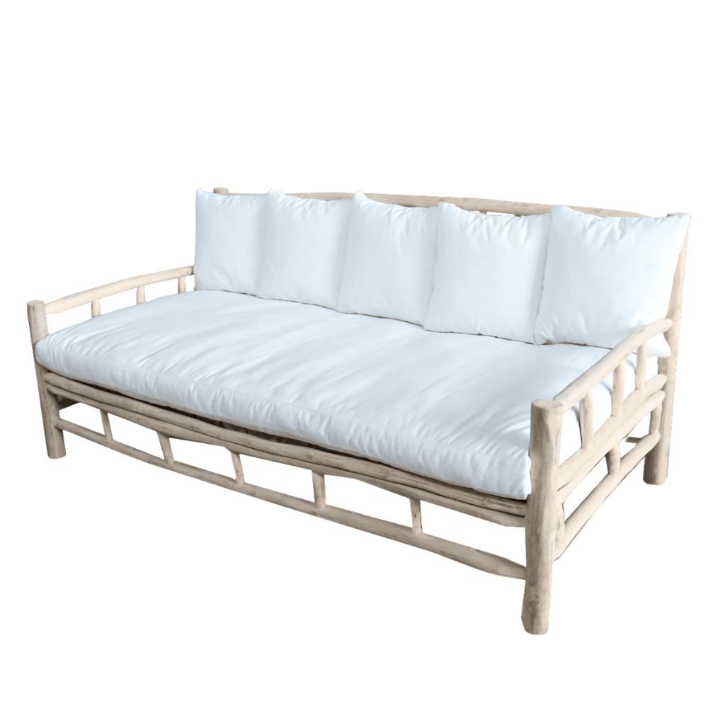 הספה מעץ טיק מבית Fine Lab Home כוללת מסגרת מעץ טיק, כריות מושב ומשענת לבנות, ארבע כריות גב ומראה כפרי וטבעי — אידיאלית כריהוט גן או כספה למרפסת.