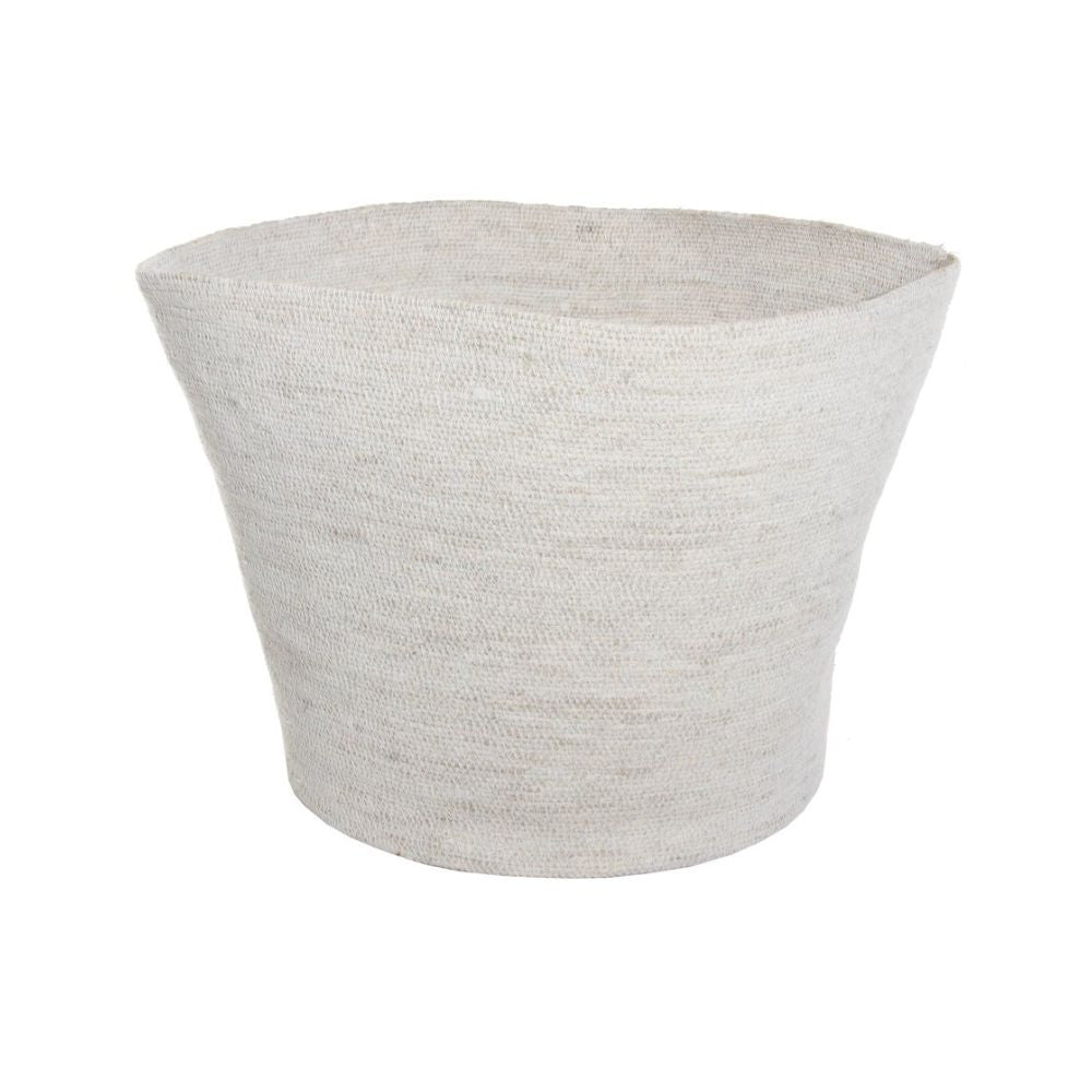 סל אחסון עשב ים לבן - שלושה גדלים מבית Fine Lab Home הוא סל קל בצבע בז' בהיר עם פתח רחב ודפנות מחודדות, עשוי מעשב ים טבעי ומוצג על רקע לבן.