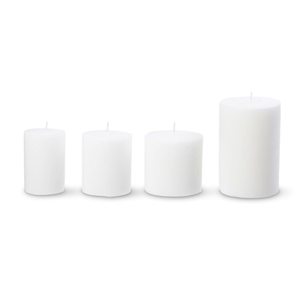 ארבעה נרות גליל לבנים מבית Fine Lab Home, כל אחד בגובה שונה, מסודרים על רקע לבן מהנמוך לגבוה — מושלמים כנרות לעיצוב הבית או כנרות לשולחן החג.