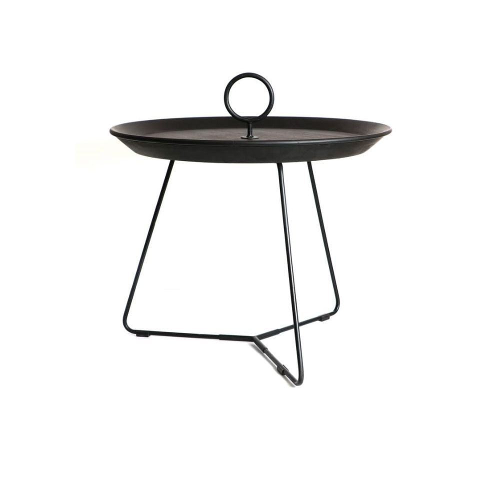 שולחן מגש עגול מבית Fine Lab Home, עשוי מעץ ומתכת שחורה, עם שפה מוגבהת, ידית מרכזית ושלוש רגליים מינימליסטיות — אידיאלי כ“שולחן צד מעוצב” או להוספת אווירה מודרנית לחלל שלכם בזכות העיצוב המלוטש שלו. השולחן העגול מעץ וברזל – 3 גדלים בצבע שחור מט משתלב בקלות עם שולחנות קפה עגולים אחרים ליצירת סידור הרמוני בסלון.