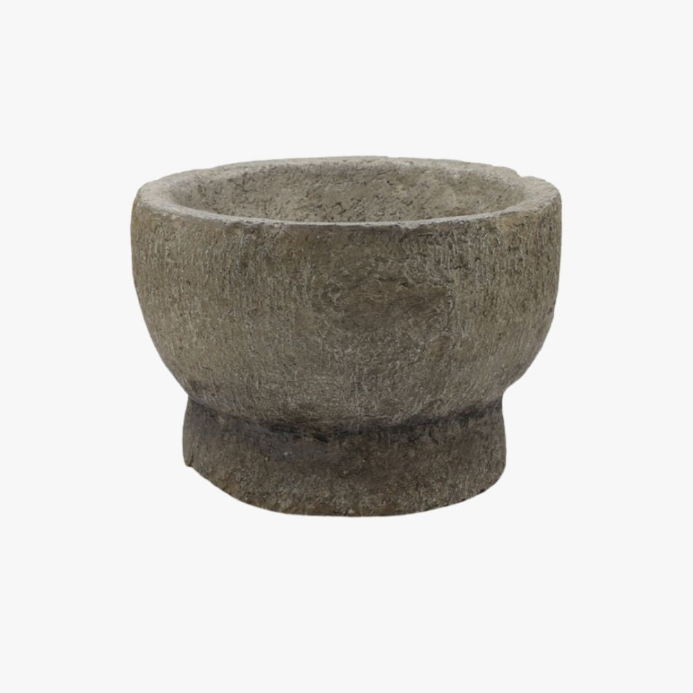 הכד דמוי אבן בטקסטורה טבעית מבית Fine Lab Home מתאפיין בעיצוב עגול וכפרי עם בסיס עבה, המוסיף קסם לכל חלל כפריט דקורטיבי מרשים לבית. מוצג על רקע לבן חלק.