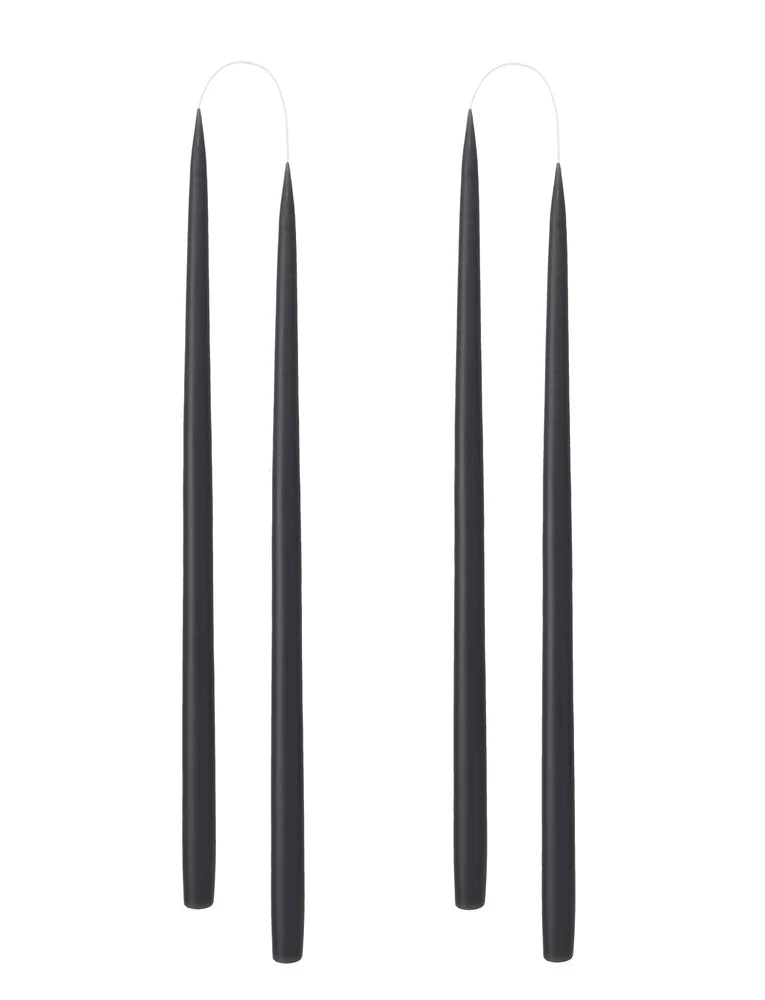 זוג נרות דקים וארוכים H45 מבית Fine Lab Home, עשויים פרפין בצבע שחור עם פתילים לבנים, ניצבים זקופים על רקע לבן.